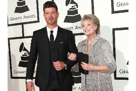 Sänger Robin Thicke ist nicht der einzige talentierte Künstler in der Familie. Auch seine Mutter Gloria Loring ist als Sänge...