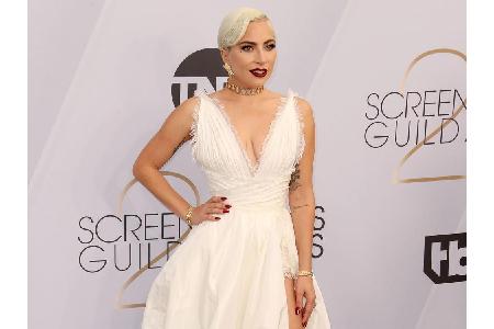 Lady Gaga ist bekannt für ihre schrillen Outfits. Aber es geht auch anders: Mit dieser femininen und eleganten Dior-Robe zei...