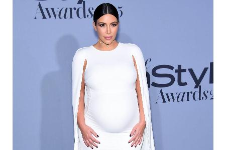Kim Kardashian zeigte bei den Instyle Awards 2015: Selbst hochschwanger lässt sich die Farbe Weiß hervorragend in Szene setz...