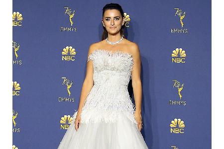 Penélope Cruz greift gerne einmal zu weißen Kleidern. Doch dieser Auftritt bei den Emmy Awards war wirklich einzigartig. Die...