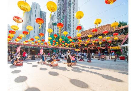 Altehrwürdige Tempel zwischen modernen Wolkenkratzern - willkommen in Hongkong, Stadt der Kultur und Kontraste.