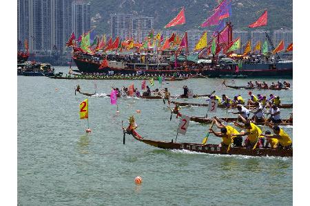 Vom 14. bis 16. Juni pflügen wieder Drachenköpfe durch das Wasser von Hongkong. Beim alljährlichen Drachenbootrennen im Vict...
