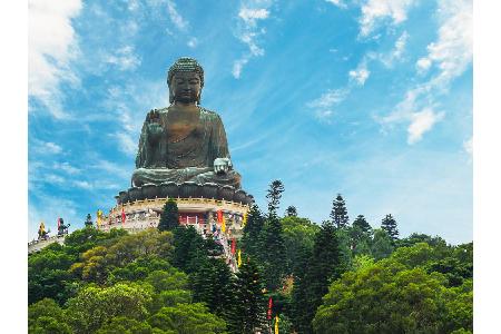 Der Tian Tan Buddha thront hoch oben auf einem Berg von Lantau Island. Die bronzene Statue gehört zu den fünf größten in Chi...