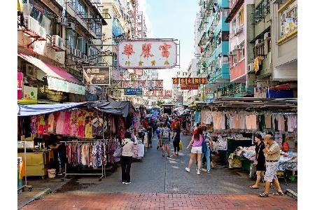 Krasses Kontrastprogram ist auf dem Pei Ho Street Market im Stadtteil Sham Shui Po angesagt. Hier geht es so wuselig zu wie ...