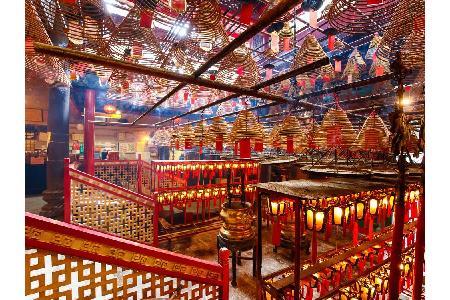 Im Tempel Man Mo werden sowohl der Gott der Literatur als auch der Gott des Krieges verehrt. Die Leute in China gehen zum äl...