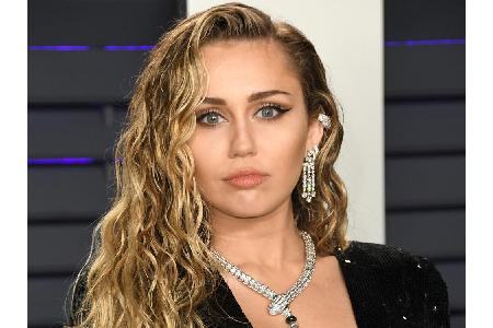 In Sachen Frisuren hat sich Miley Cyrus über die Jahre als besonders experimentierfreudig bewiesen. Den platinblonden Irokes...