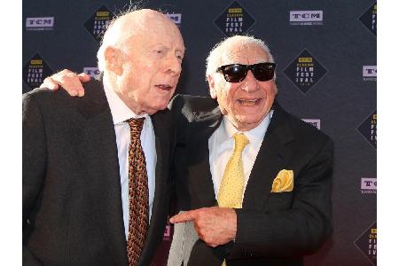 Norman Lloyd (l.), hier neben Komiker Mel Brooks (92, r.), wird bald 105 Jahre alt und ist immer noch aktiv. Er spielte in 