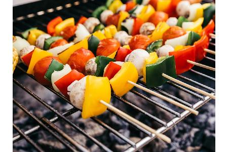 Gemüse geht immer: Mit bunten Allerlei-Spießen lässt sich schnell und einfach Abwechslung auf den Grill bringen. Egal ob Pap...