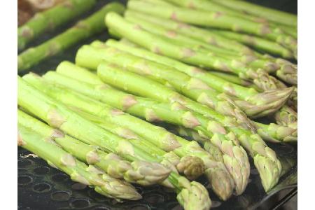Veggie-Tipp Nummer zwei: grüner Spargel! Das Saisongemüse einfach an den Enden schälen, mit Olivenöl bestreichen, mit etwas ...
