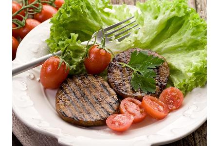 Sieht aus wie Fleisch, ist es aber nicht: Sogenannter Seitan besteht aus Weizeneiweiß und besitzt eine fleischähnliche Konsi...