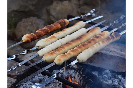 Apropos knusprig braun: Auch Stockbrot darf in der Grill-Saison nicht fehlen. Veganer verwenden für den Teig einfach Mehl, S...