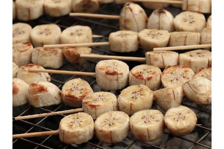 Zum Nachtisch etwas Süßes: Obst vom Grill mag zunächst etwas komisch klingen, ist die Versuchung aber wert. Bananen, Äpfel, ...