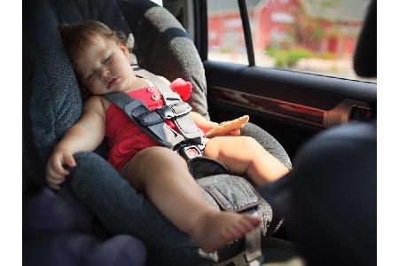 Natürlich gilt: Kinder und Tiere nie alleine im Auto lassen! Schon bei milden Temperaturen heizt sich der Innenraum schnell ...