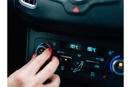 Ein Hoch auf die Klimaanlage! Zu Beginn auf Umluft stellen, so verteilt sich die Luft im Auto. Um den Körper nicht zu überan...