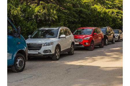 Bewusstes Parken: Der Schatten hält das Auto schön kühl. Überlegen Sie, bevor Sie Ihr Auto abstellen, wohin der Schatten im ...
