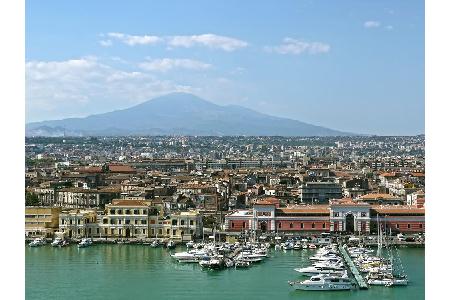 ... auf Sizilien. Denn obwohl Palermo die größte und prestigeträchtigste Stadt der Insel ist, hängt Catania (fast) alle Konk...