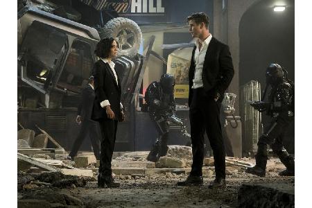 Modern, modisch und nach einer Schießerei mit Aliens immer noch bestens gekleidet - Agent M und Agent H besprechen das weite...