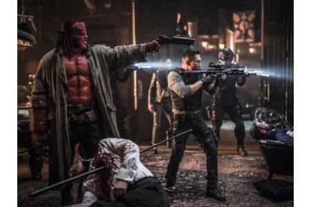 Im Kampf gegen das Böse kann es nur einen geben: Halbdämon Hellboy (David Harbour)! Mit geschärftem Schwert, glutroten Hörne...