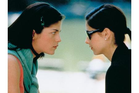 Highlight im Film ist unbestritten der Kuss zwischen der naiven Cecile (Selma Blair, l.) und der intriganten Kathryn (Sarah ...