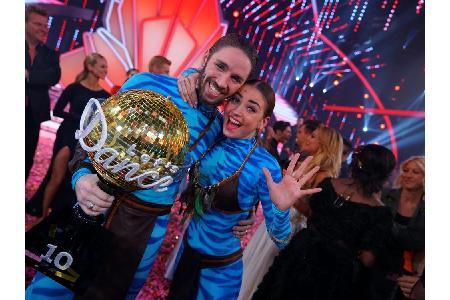 An ihn kam niemand vorbei: Gil Ofarim. Der Sänger ist der haushohe Gewinner der zehnten Staffel 2017. Mit Tanzpartnerin Ekat...