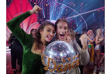 Komiker Ingolf Lück gewinnt die Trophäe 2018 in der elften Staffel. Auch er kann mit Ekaterina Leonova an der Seite triumphi...