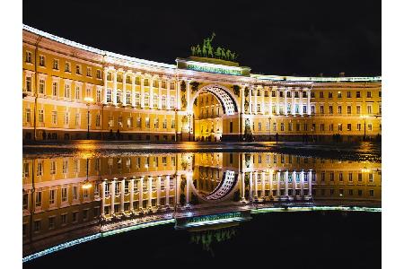 In der Nacht wirkt der Palastplatz wie aus einer anderen Zeit. Doch die verwunschene Zarenstadt hat noch mehr Geheimnisse zu...