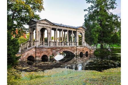 Verwunschen und märchenhaft schlummert die Marmorbrücke oder auch Palladianische Brücke im Katherinenpark. Erbaut nach den I...