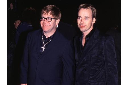 Elton John verliebte sich 1993 auf seiner Halloween-Party in David Furnish. Am ersten Tag, an dem in Großbritannien homosexu...