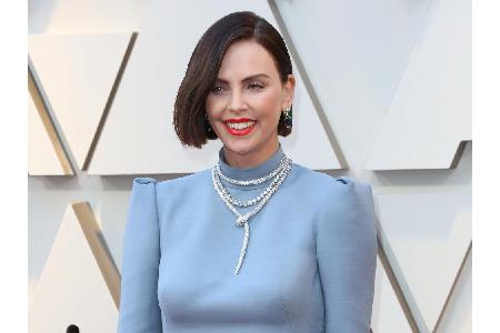 Wer hätte das gedacht, Hollywood-Star Charlize Theron ist süchtig nach Frittiertem. 