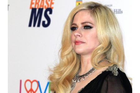 Ihre Sucht ist nicht zu übersehen: Avril Lavigne ist besessen von Augen-Make-up. Oder haben Sie die Sängerin schon mal ohne ...