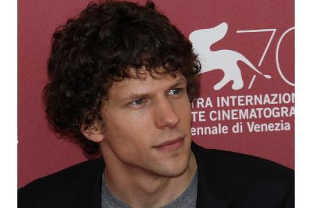 Schauspieler Jesse Eisenberg ist ein echter Katzenfreund und nimmt streunende Katzen bei sich auf. In einem Interview gab er...