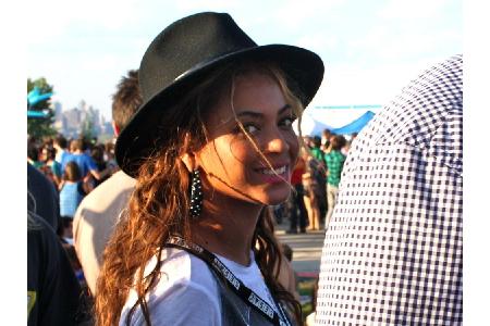 Bekommt Beyoncé ihre wilde Mähne einmal nicht gebändigt, greift sie einfach auf einen Hut zurück. Der positive Nebeneffekt: ...