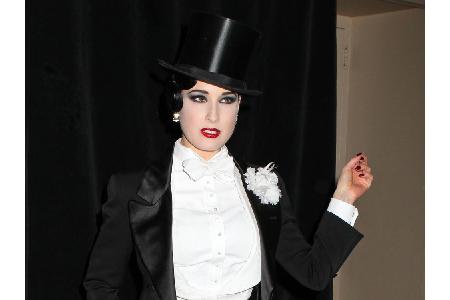 Außergewöhnlich trifft auch auf dieses Outfit zu: Burlesque-Tänzerin Dita von Teese macht sich den Look der Männerwelt zu ei...