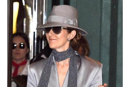 Ob sich Céline Dion unter dem grauen Bogart Hut mit Schleife verstecken will? Die Sonnenbrille lässt zumindest darauf schlie...