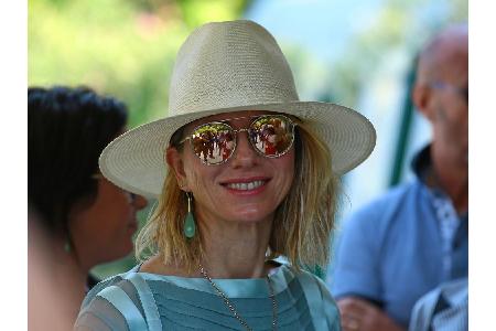 Naomi Watts läutet den Sommer ein! Der hellbeige Strohhut harmoniert nicht nur bestens mit den blonden Haaren der Schauspiel...