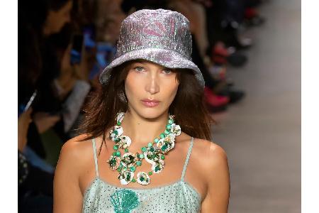 Dieser Sonnenhut von Bella Hadid braucht wirklich Mut. Die Kreation schimmert in den buntesten Farben, kombiniert mit einem ...