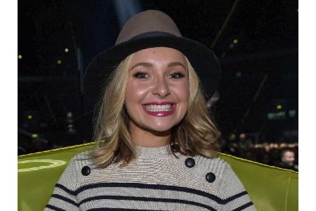 Dass Hüte längst im Alltag Einzug gefunden haben, zeigt Hayden Panettiere. Die Schauspielerin kombiniert zu ihrem Basic-Pull...