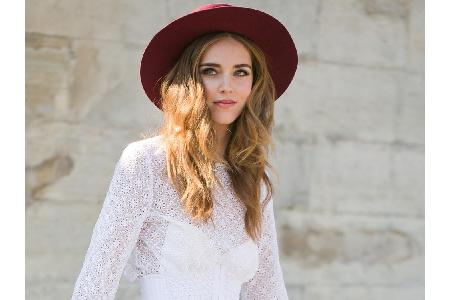 Deutlich auffälliger: der Hut von Mode-Bloggerin Chiara Ferragni. Die Influencerin trägt bei einem Fashionshooting einen wei...