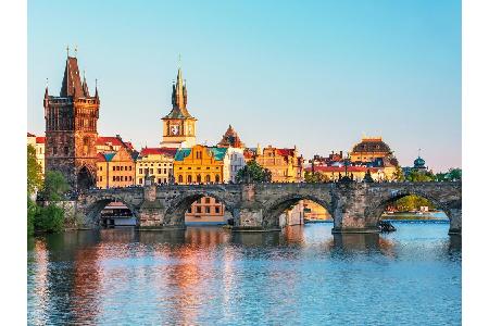 Auf der Karlsbrücke werden Sie sicher nicht allein sein. Dennoch ist ein Blick von dort über die Moldau unbezahlbar.