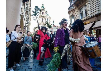 Am 30. April ziehen Hexen durch die Gassen der Stadt. Denn am Vorabend zum 1. Mai wird im ganzen Land Walpurgisnacht gefeier...