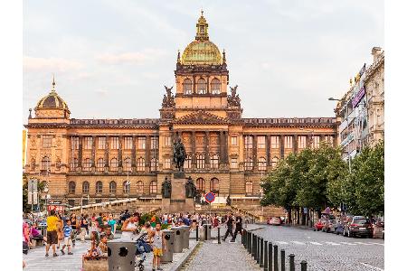 Der Wenzelsplatz ist der Mittelpunkt der Prager Neustadt. Mit seinen 750 Metern ist er aber eher Allee als Platz. Sollte es ...