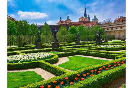 ... führt der Weg zum Palais Waldstein. In Deutschland ist es als das Wallensteinpalais bekannt. Besonders schön ist der Gar...