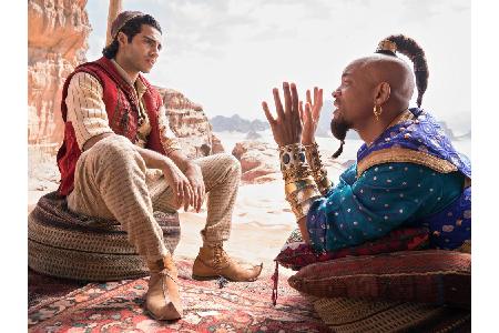 Ein temperamentvoller Flaschengeist Dschinni (Will Smith), der jedem, der seine Wunderlampe besitzt, drei Wünsche erfüllt.