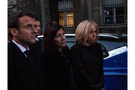 Der Schock über die Flammen in Notre-Dame sitzt tief: Frankreichs Präsident Emmanuel Macron begutachtete mit Ehefrau Brigitt...
