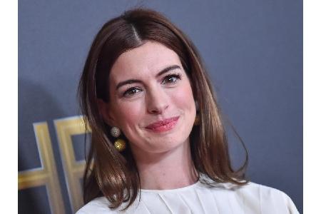 Anne Hathaway postete ein Foto der berühmten Kirchenfenster und beschrieb mit emotionalen Worten, wie sehr sie das Unglück b...
