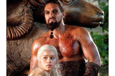 Aus der Zwangsheirat zwischen Khal Drogo (Jason Momoa) und Daenerys Targaryen (Emilia Clarke) wird echte Liebe - ehe Khal Dr...
