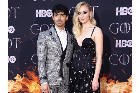 Privat küsst Sophie Turner seit 2016 nur Sänger Joe Jonas, Mitglied der Jonas Brothers und DNCE. Das Paar ist seit Herbst 20...