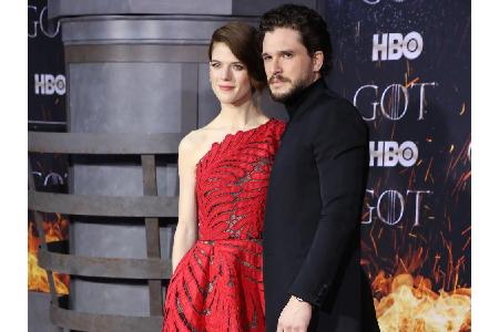 Nicht nur vor der Kamera funkte es, sondern auch hinter den Kulissen. 2018 gaben sich Kit Harington und Rose Leslie schließl...
