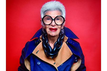 In dem Buch sind auch exklusive Bilder von Iris Apfel zu sehen: Sie ist berühmt für ihren Hang zu kräftigen Farben, Stoffen ...