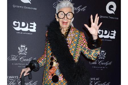 Iris Apfel, die im vergangenen Jahr, im Alter von 96 Jahren, zur ältesten Person wurde, nach derem Aussehen eine Barbie-Pupp...
